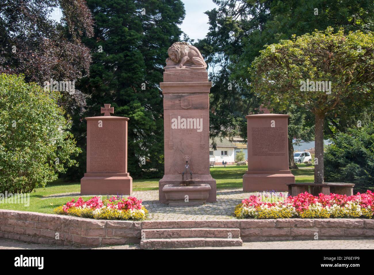 Bad Herrenalb, Germania - 28 giugno 2018: Monumento di arenaria all'ultima guerra mondiale Foto Stock