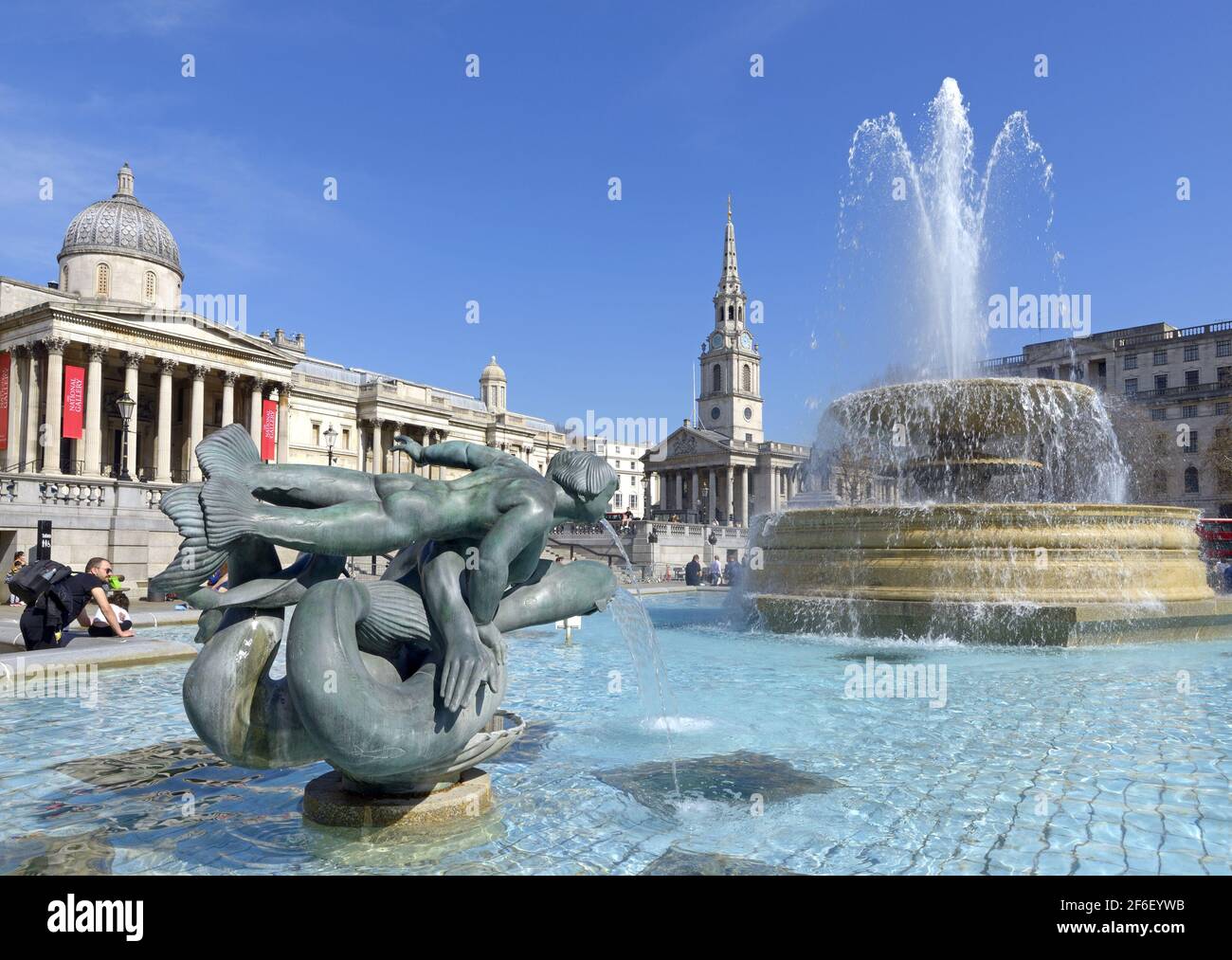 Londra, Inghilterra, Regno Unito. Trafalgar Square il giorno più caldo di marzo per 50 anni - 30 marzo 2021 Foto Stock