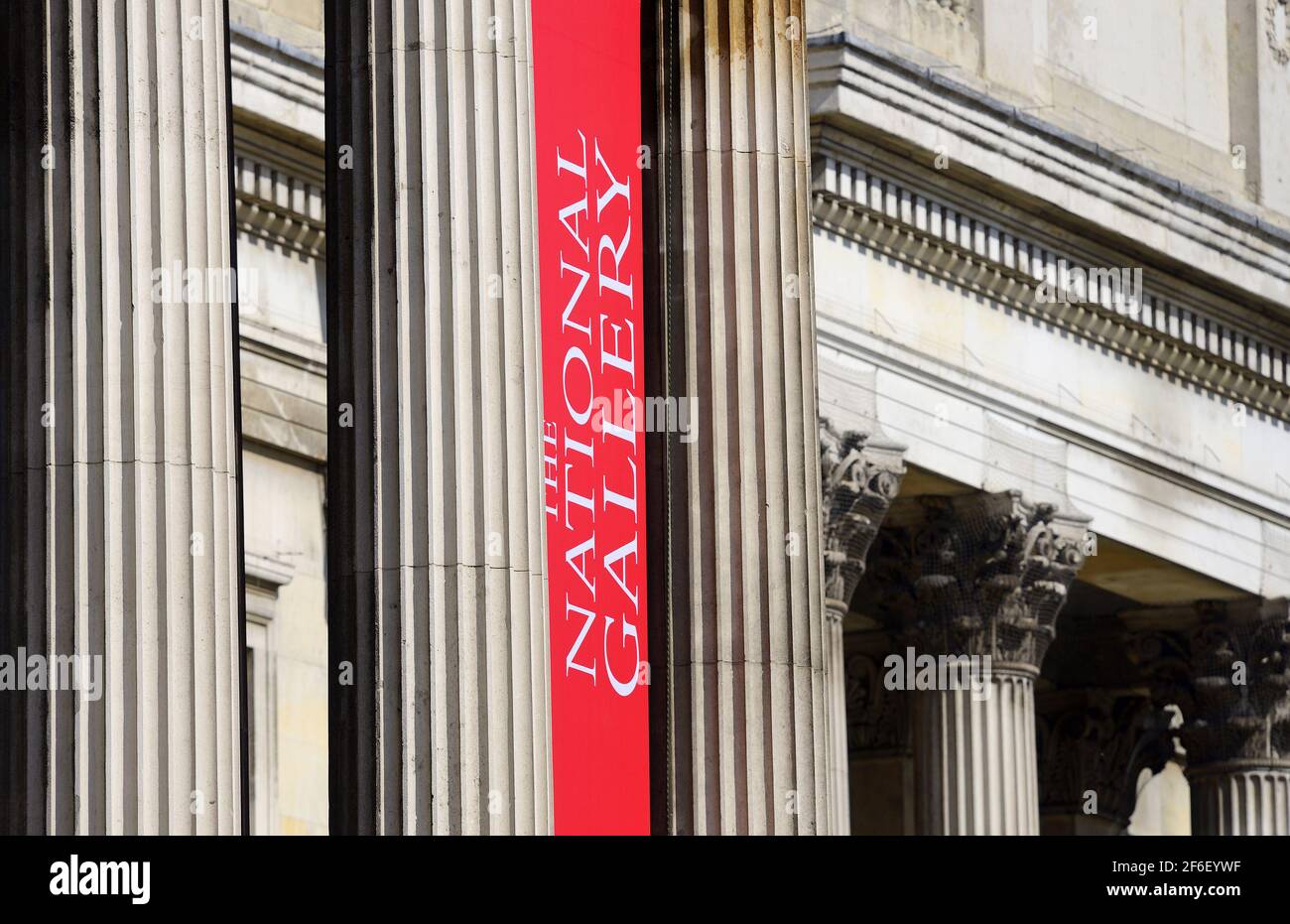 Londra, Inghilterra, Regno Unito. Trafalgar Square - banner tra le colonne della Galleria Nazionale Foto Stock