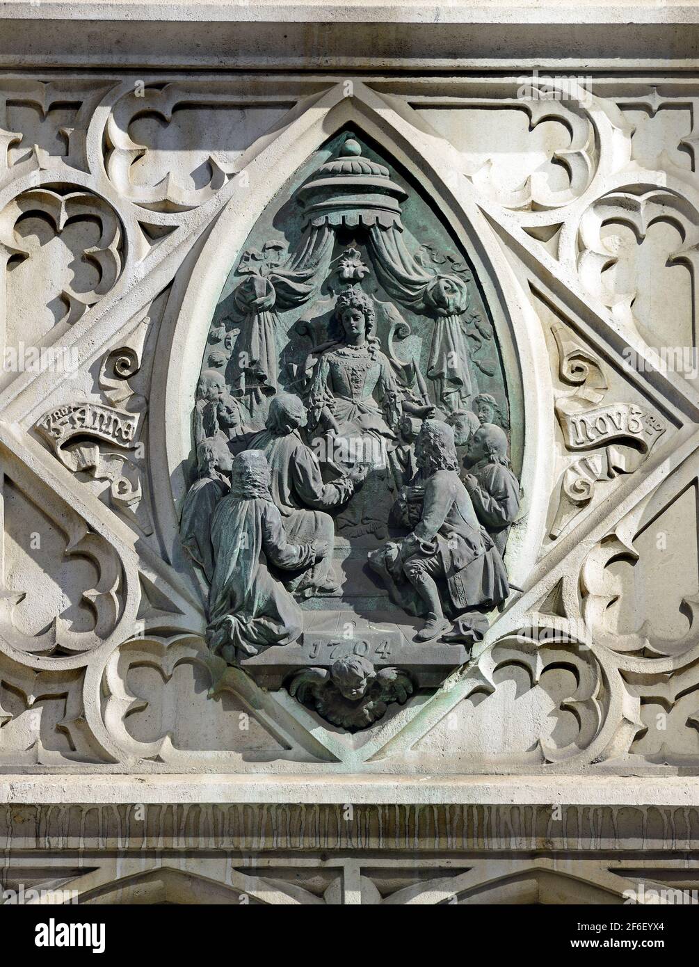 Londra, Inghilterra, Regno Unito. Memoriale di 'Queen Anne's Bounty' in Great Smith Street, commemorando il suo programma di aumentare i redditi del clero più povero del Foto Stock