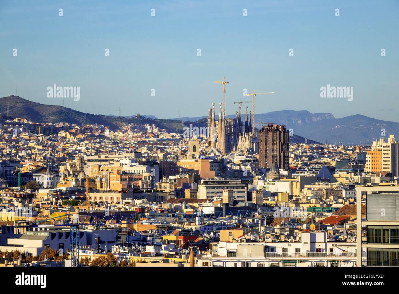Veduta aerea dello skyline di Barcellona che mostra la costruzione della Basílica De la Sagrada Família nel tardo pomeriggio Barcellona Spagna Foto Stock