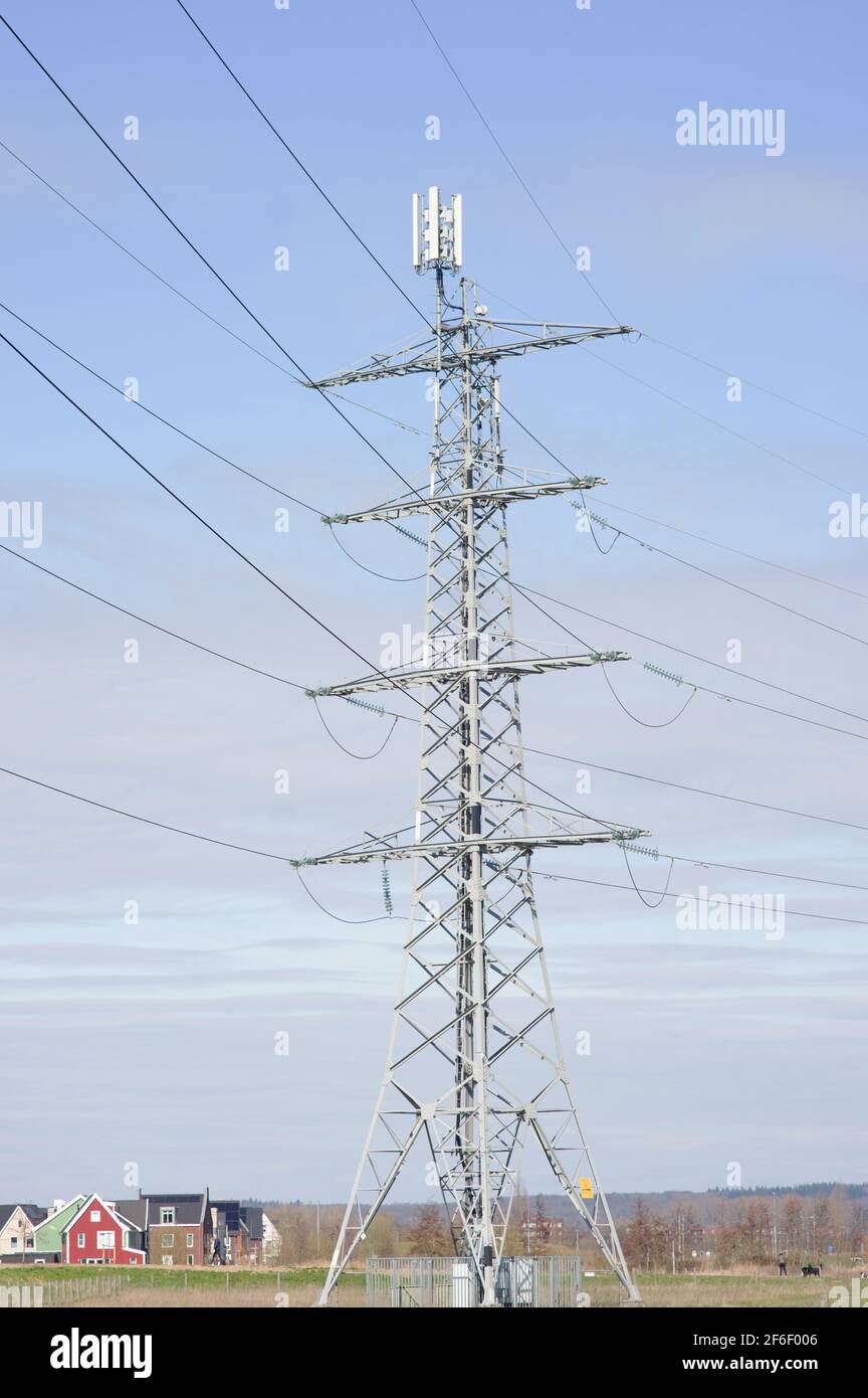 Polo elettrico per il trasporto di elettricità con antenna accesa in alto Foto Stock