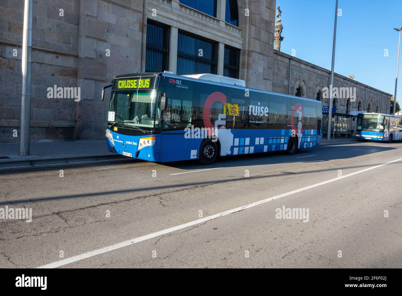Porto di Barcellona nave da crociera autobus navetta passeggeri parcheggiati all'esterno L'edificio dell'autorità portuale di Barcellona, Spagna Foto Stock