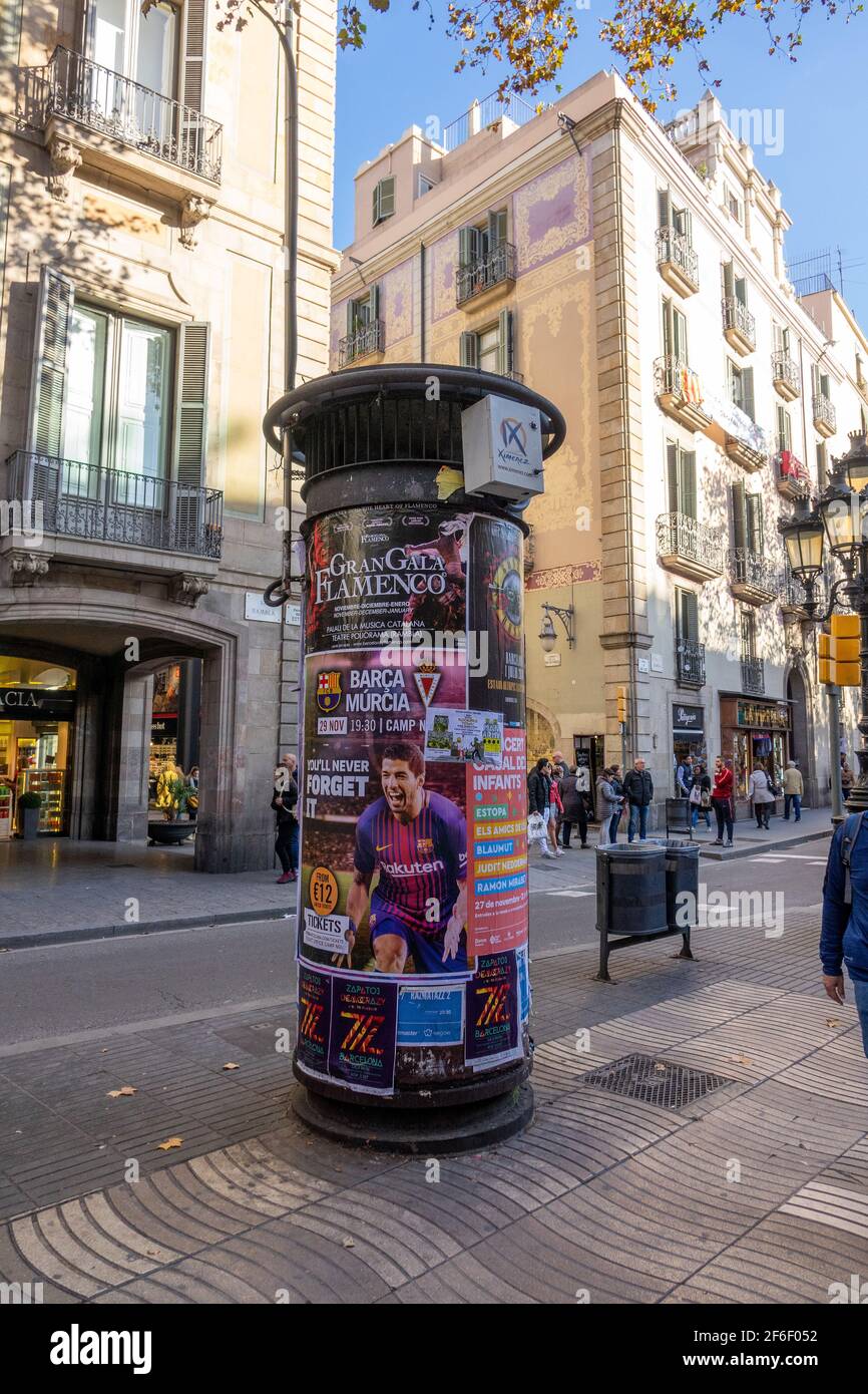 Circolare Affissioni Barcellona Centro Città Spagna Pubblicità FC Barcellona Partita di calcio Foto Stock
