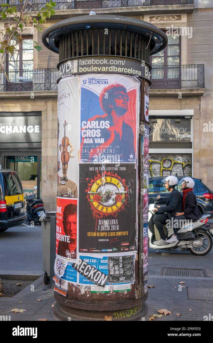 Circolare Affissioni Barcellona Centro Città Spagna Pubblicità Guns e. Poster del concerto di Roses Foto Stock