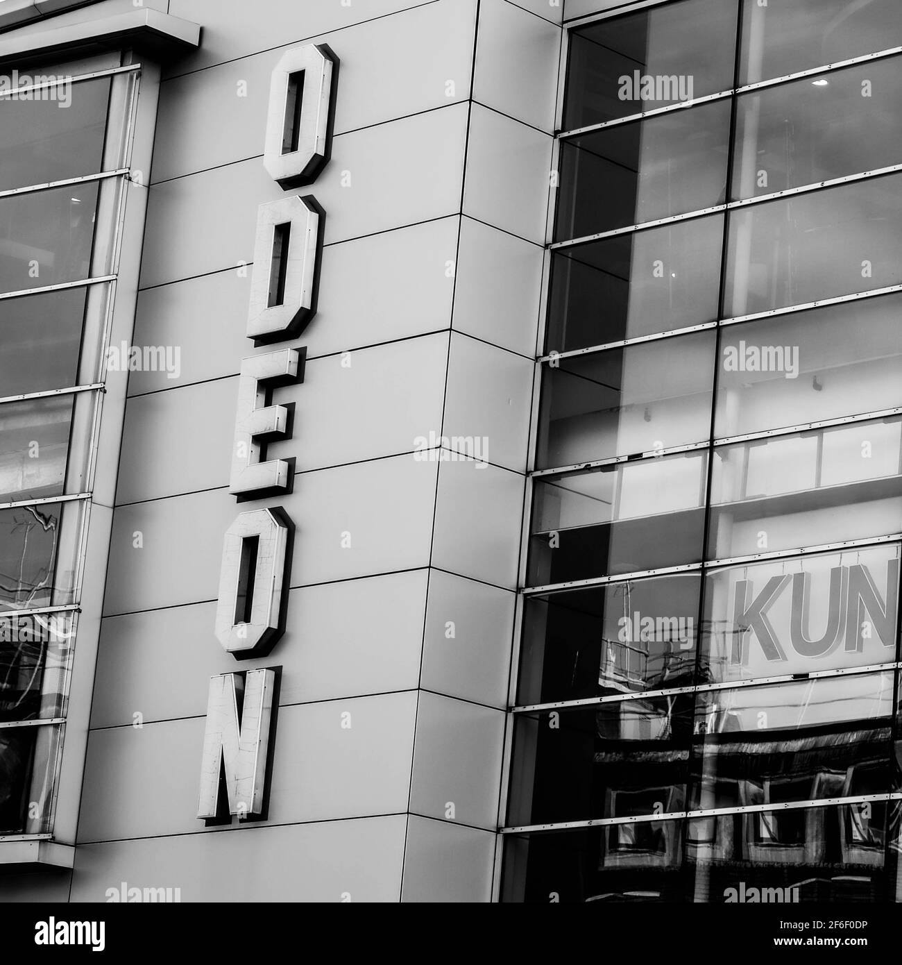 Immagine in bianco e nero di un Odeon Cinema Entertainment Center Chiuso durante il Covid-19 Coronavirus Pandemic Lockdown Foto Stock