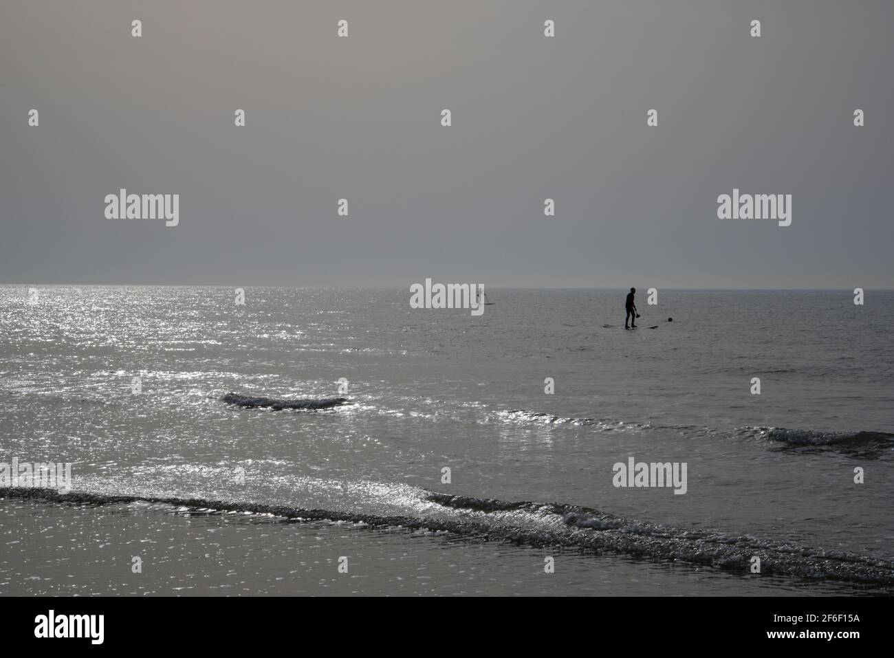 Due persone su tavole da paddle di mattina presto. Un mare dolce e una calda giornata di sole davanti. Foto Stock