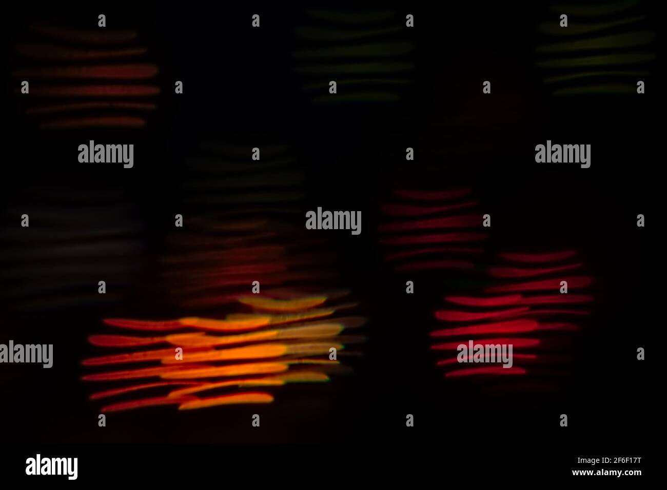 Offuscamento astratto di linee arancioni ondulate su sfondo scuro Foto Stock