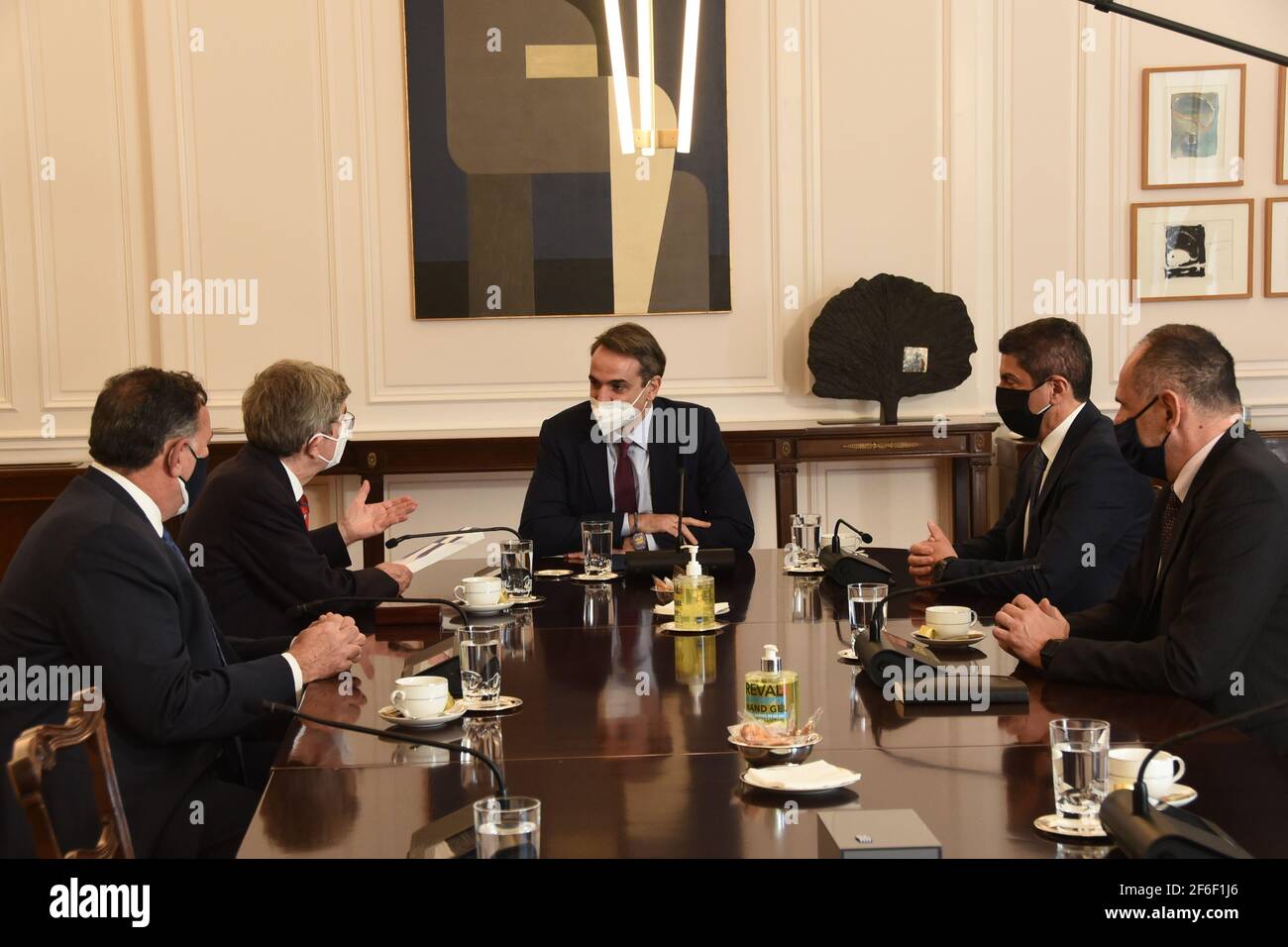 Atene, Grecia. 30 Marzo 2021. Durante l'incontro del Presidente del Comitato Olimpico Internazionale Thomas Bach (sinistra) e del primo Ministro greco Kyriakos Mitsotakis (centro) ad Atene, Grecia, il 30 marzo 2021. (Foto di Dimitrios Karvountzis/Pacific Press/Sipa USA) Credit: Sipa USA/Alamy Live News Foto Stock