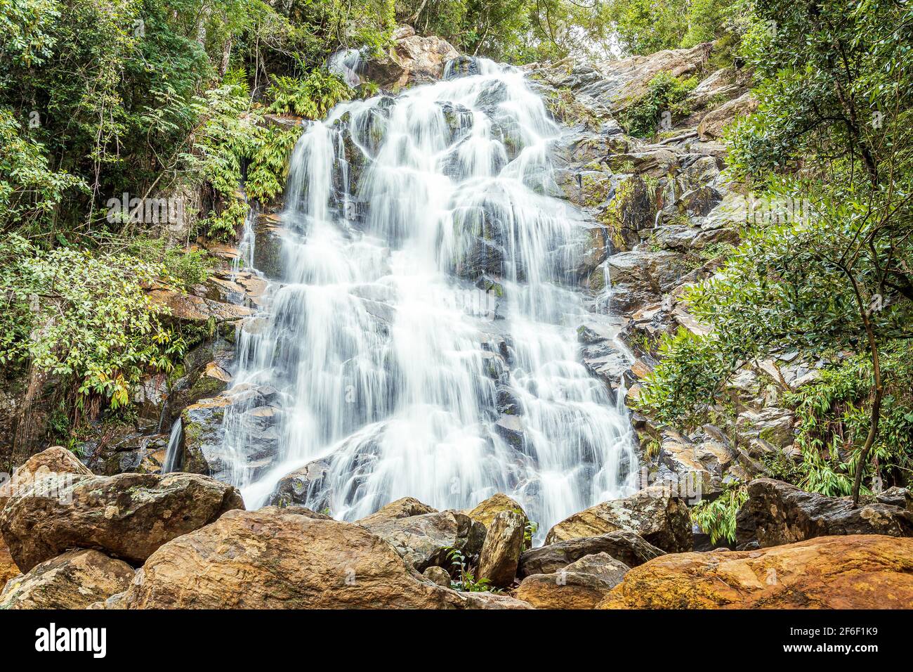 São Roque de Minas - MG, Brasile - 13 dicembre 2020: Cachoeira da Chinela. Cascata con l'acqua che scorre dalle rocce circondate da verde vegetatio Foto Stock