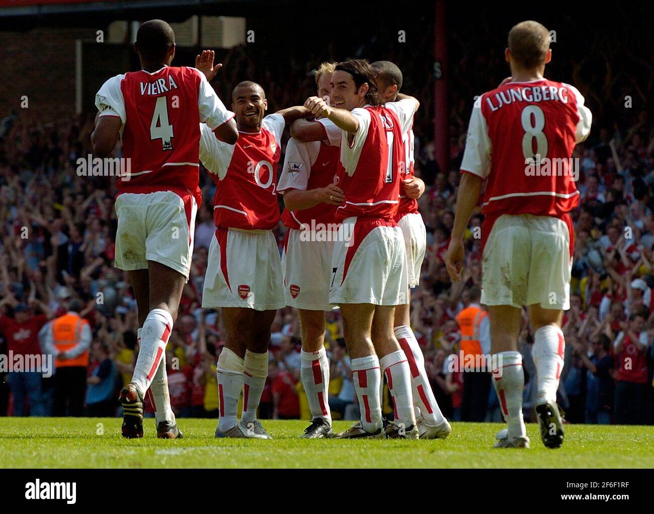 ARSENAL V LEICESTER 15/5/2004 DOPO IL 2 ° OBIETTIVO IMMAGINE DAVID ASHDOWNPREMIER LEAGUE FOOTBALL Foto Stock