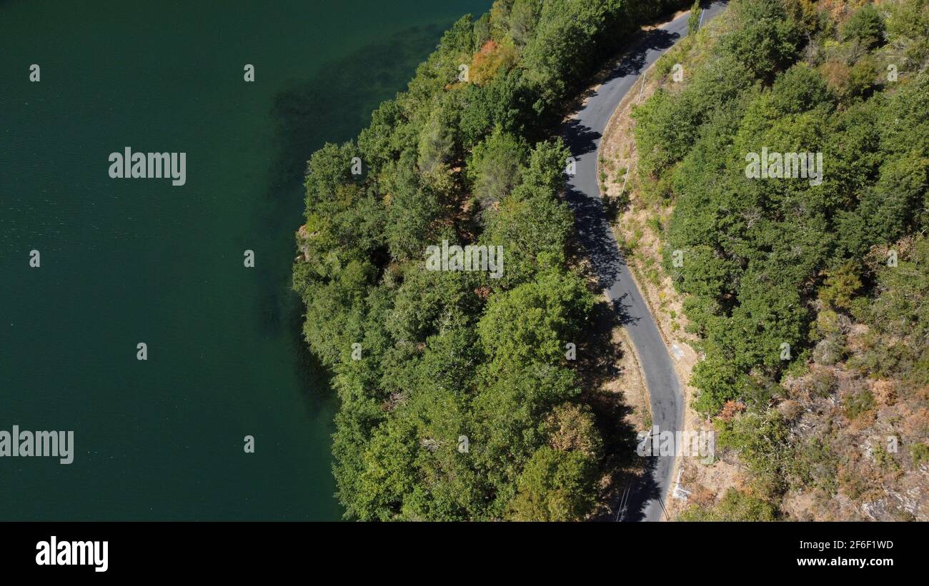 Immagine minimalista di un drone di una strada con un lago in Aveyron, Francia Foto Stock