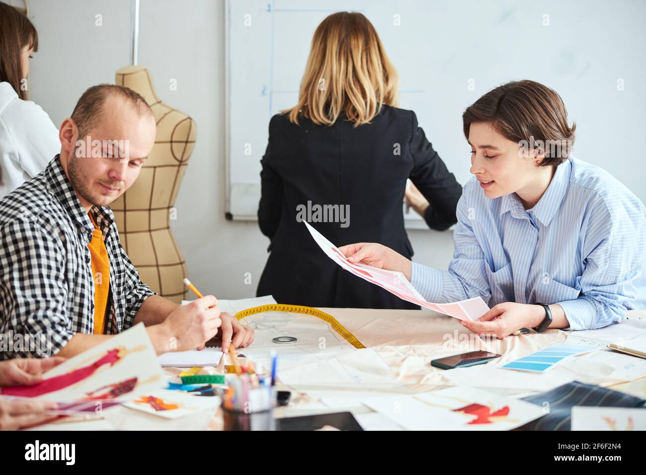Sarti e stilisti che lavorano in un unico team Foto Stock