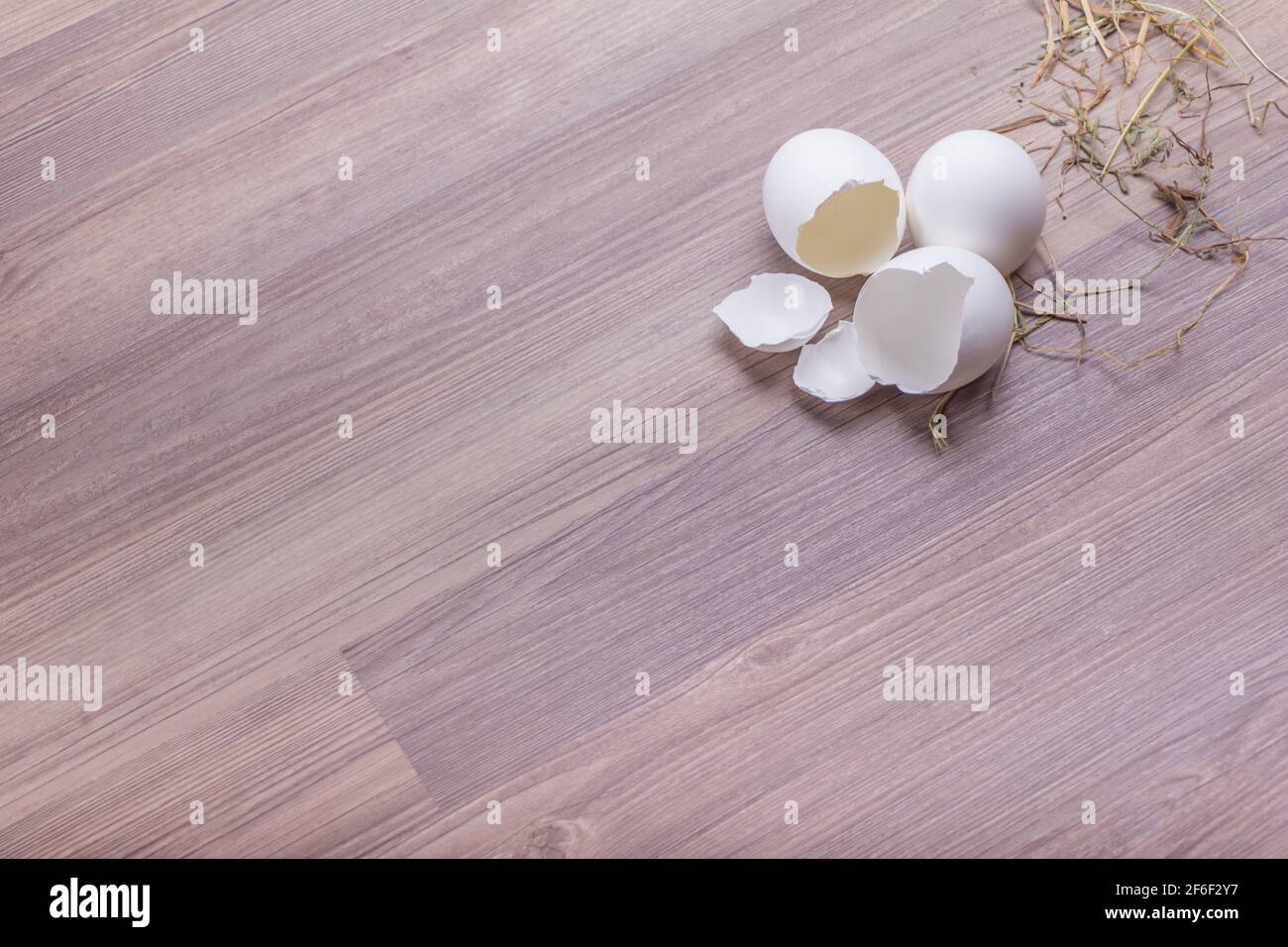 Belle uova di pasqua di pollo e quaglia su sfondo di legno. Felice pasqua basket decorazione scena. Deco tradizionale fatto a mano ad est con paglia. Foto Stock