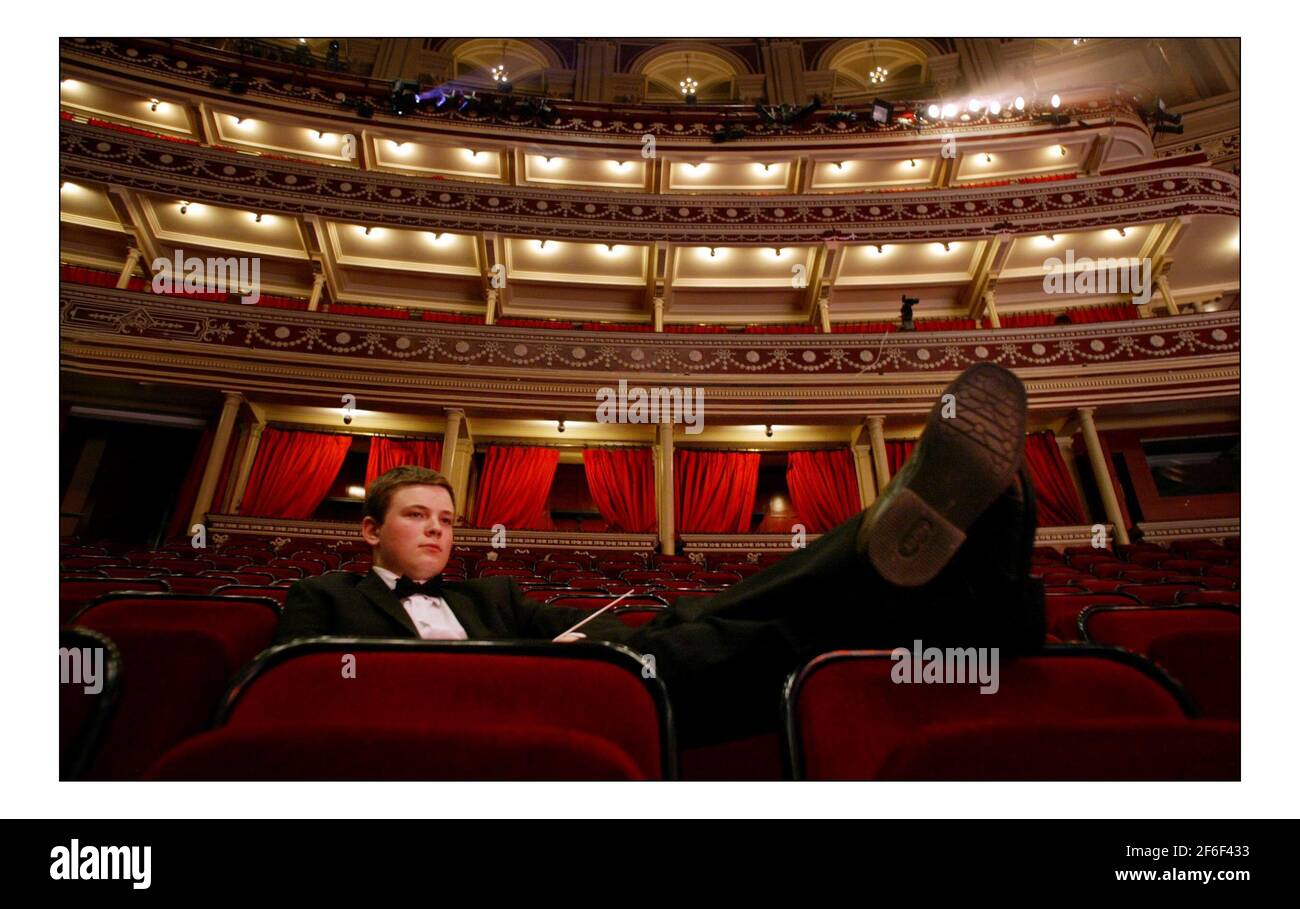 2004 ° anniversario Scuole Prom 30.... Mathew Ryan di 14 anni di Bolton prende il suo Baton come il più giovane direttore di Land of Hope e Glory.pic David Sandison 8/11/2004 Foto Stock