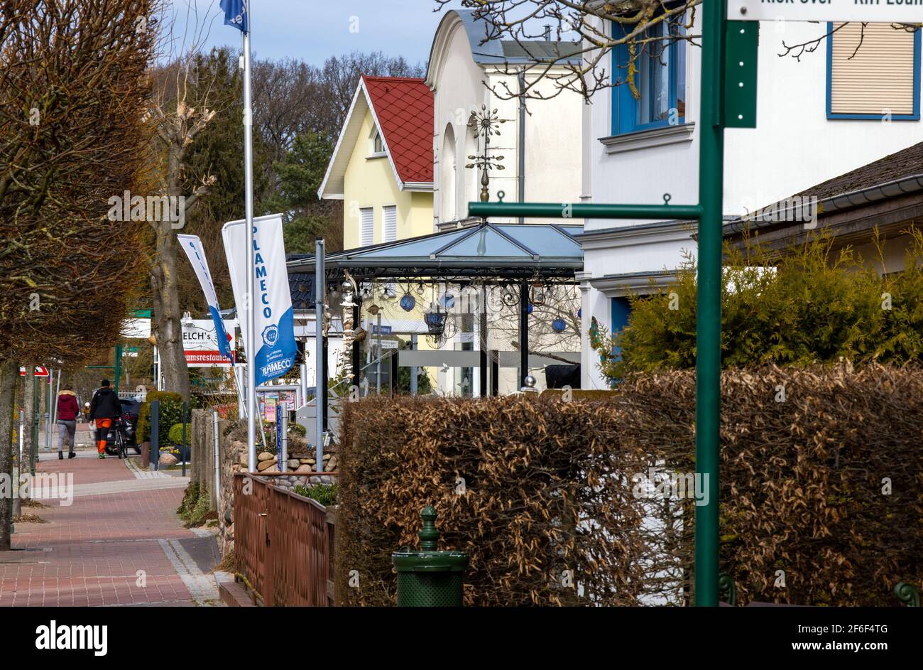 Koserow, Germania. 22 marzo 2021. La via principale vuota in Koserow sull'isola del Mar Baltico di Usedom. Credit: Jens Büttner/dpa-Zentralbild/ZB/dpa/Alamy Live News Foto Stock