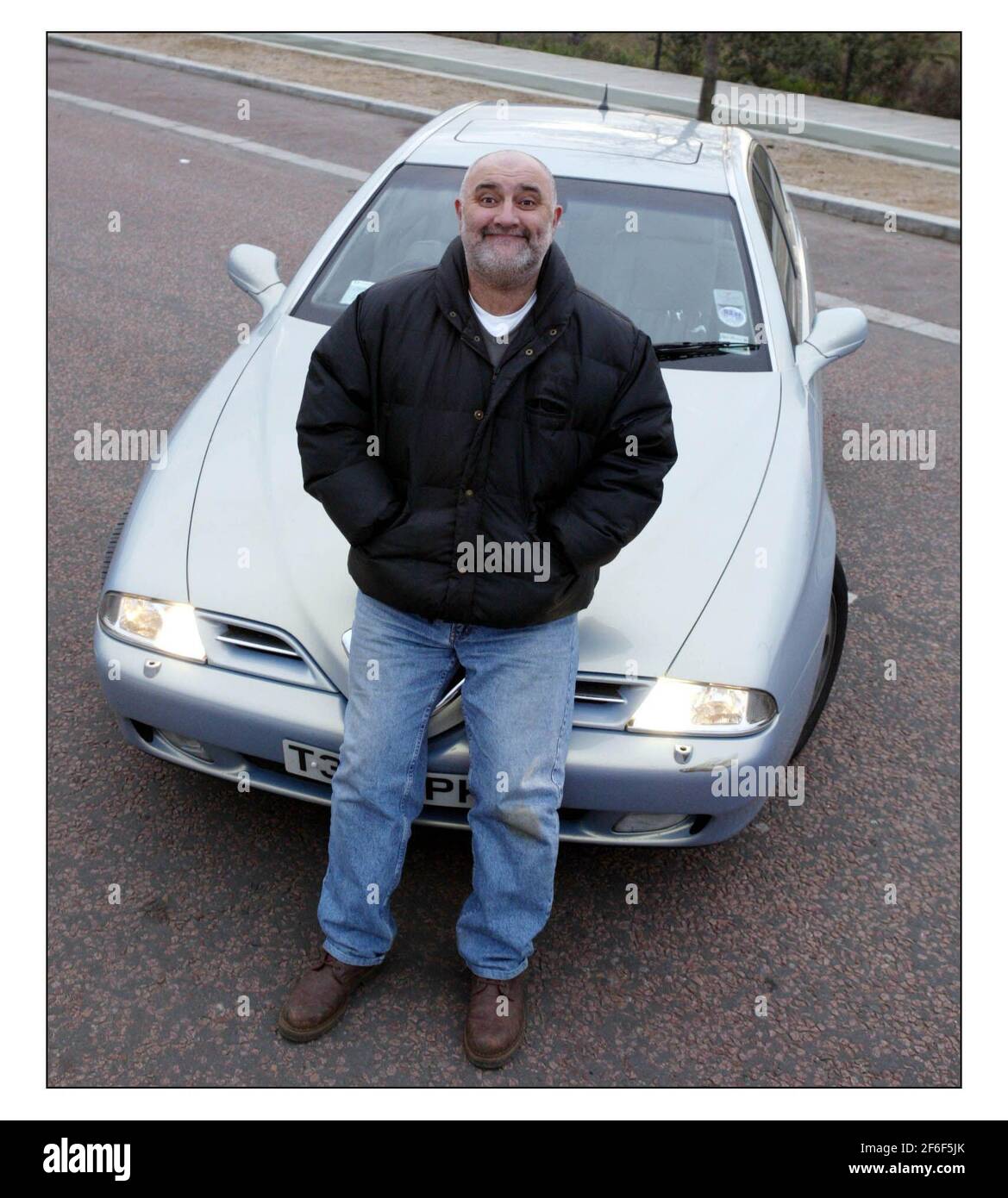 Alexei Sayle con la sua Alfa Romeo per motoring.pic David Sandison 28/1/2004 Foto Stock