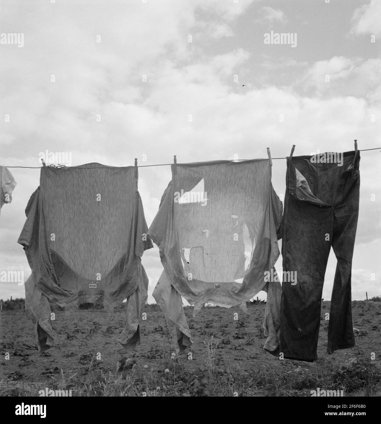 Lavare sulla linea di essiccazione. Dettaglio della fattoria di Kytta. Washington Occidentale, Contea di Thurston, Michigan Hill. 1939.Fotografia di Dorotea Lange. Foto Stock