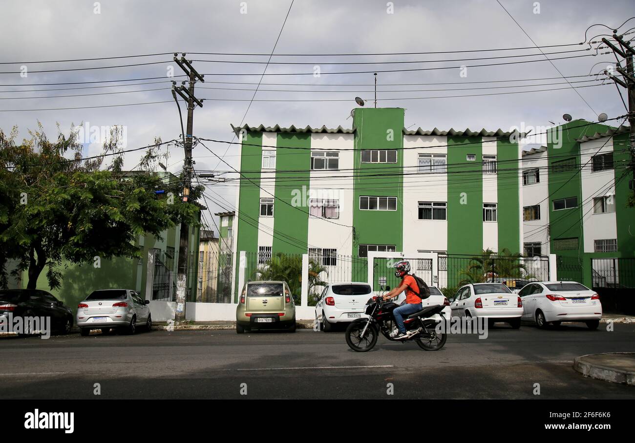 salvador, bahia, brasile - 8 gennaio 2021: Persone e veicoli sono visti passare vicino a edifici di un condominio residenziale nel quartiere di Cab Foto Stock