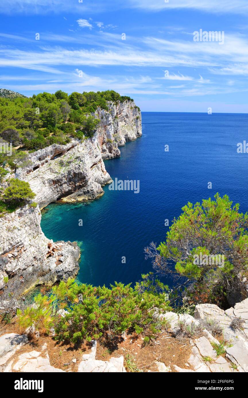 Scogliere nel Parco Naturale di Telascica, Dugi Otok isola nel mare Adriatico. Croazia. Foto Stock