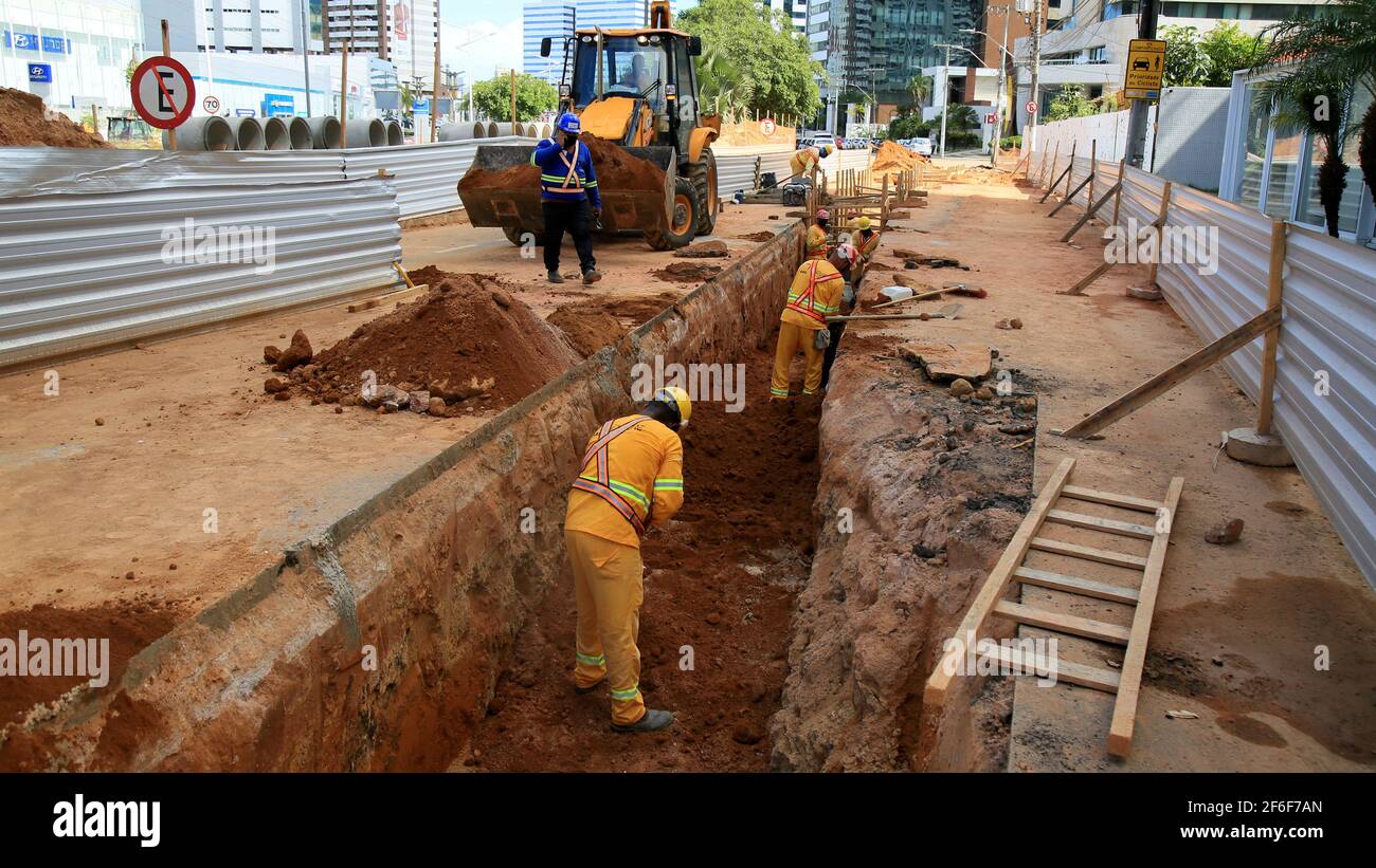 salvador, bahia, brasile - 6 gennaio 2021: I lavoratori appaltatori di OAS sono visti lavorare per scavare una strada nel quartiere di Pituba nella città di SA Foto Stock