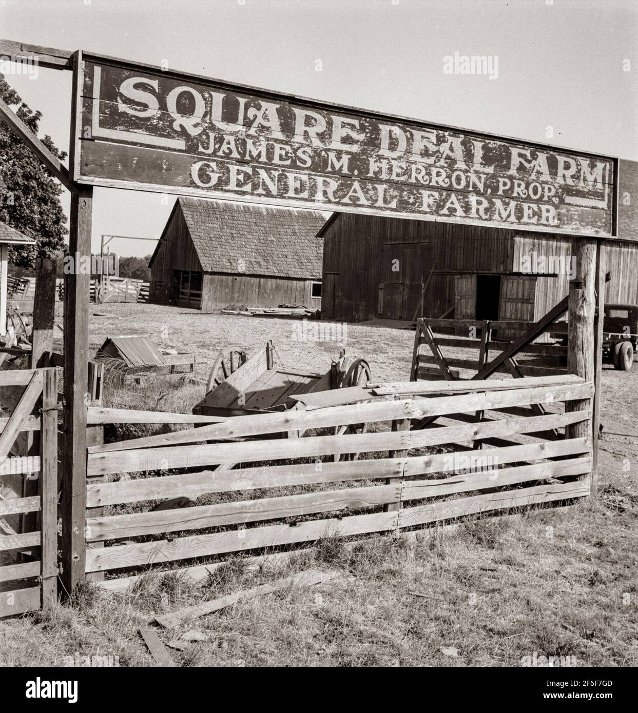 Porta della fattoria Square Deal. Negli Stati Uniti 99. Benton County, Oregon, Williamette Valley. 1939. Fotografia di Dorotea Lange. Foto Stock