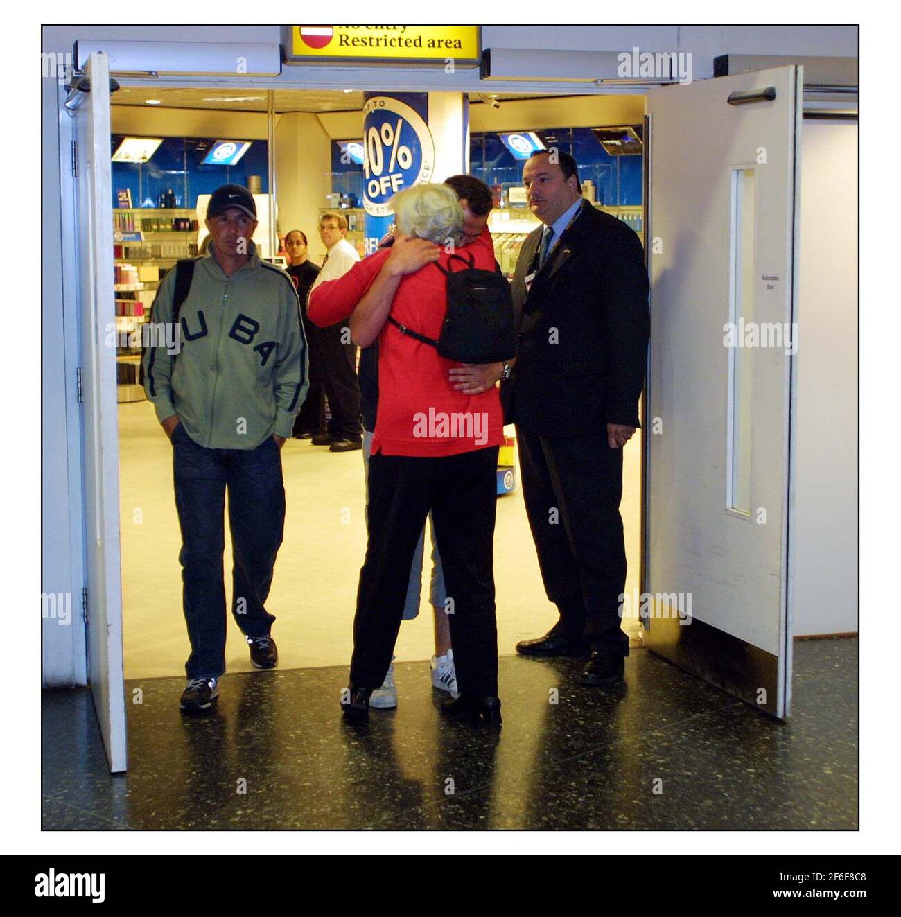 Gatwick ..... I turisti che arrivano da Bali giorni dopo una bomba hanno ucciso centinaia..pic David Sandison 14/10/2002 Foto Stock