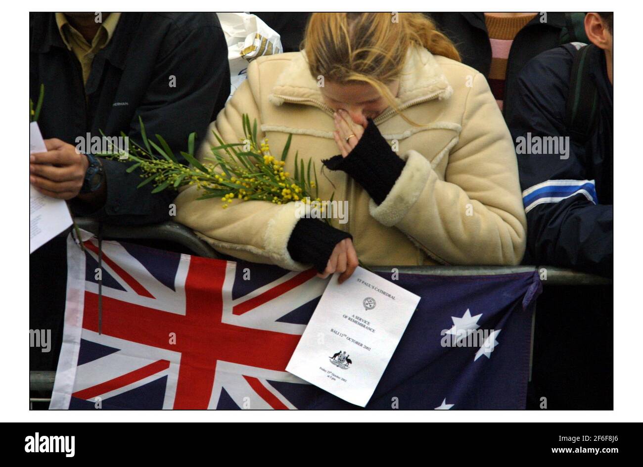 Crouds fuori della cattedrale di San Paolo per il servizio di remembranza per le vittime delle bombe di Bali.pic David Sandison 25/10/2002 Foto Stock