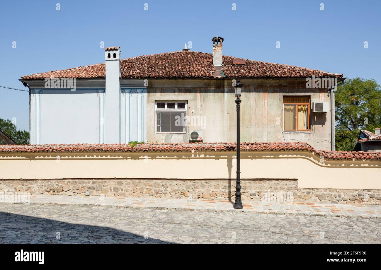 Edificio nella Citta' Vecchia di Plovdiv, con il lato sinistro dipinto di grigio e blu con colonne dipinte e il lato destro che mostra i resti di vernice usurata, Bu Foto Stock