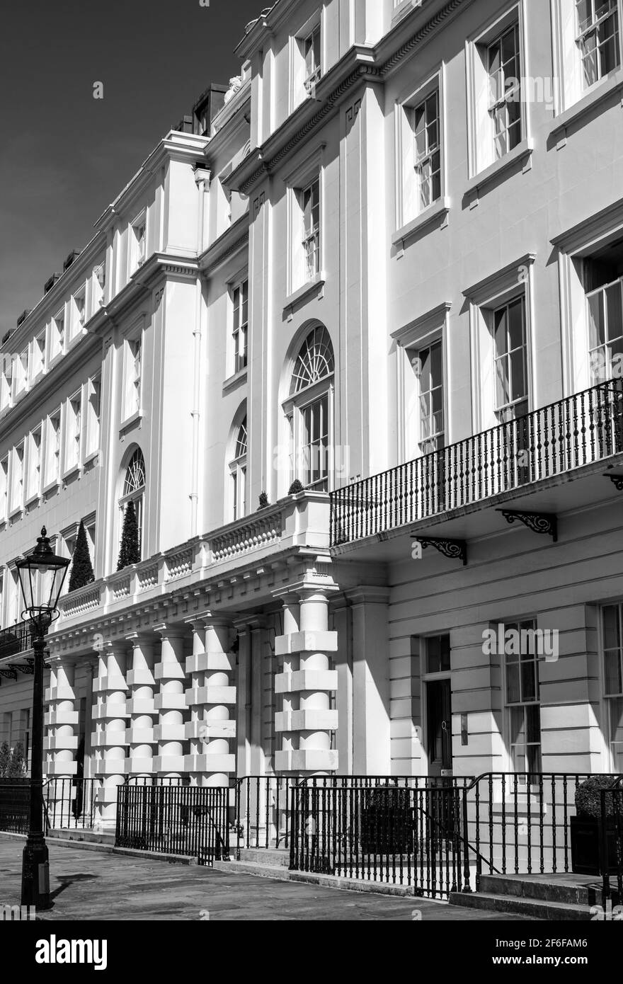 Chester Terrace, classificato di grado 1, fa parte delle iconiche terrazze Nash sul cerchio esterno e si affaccia su Regent's Park nel centro di Londra. Foto Stock