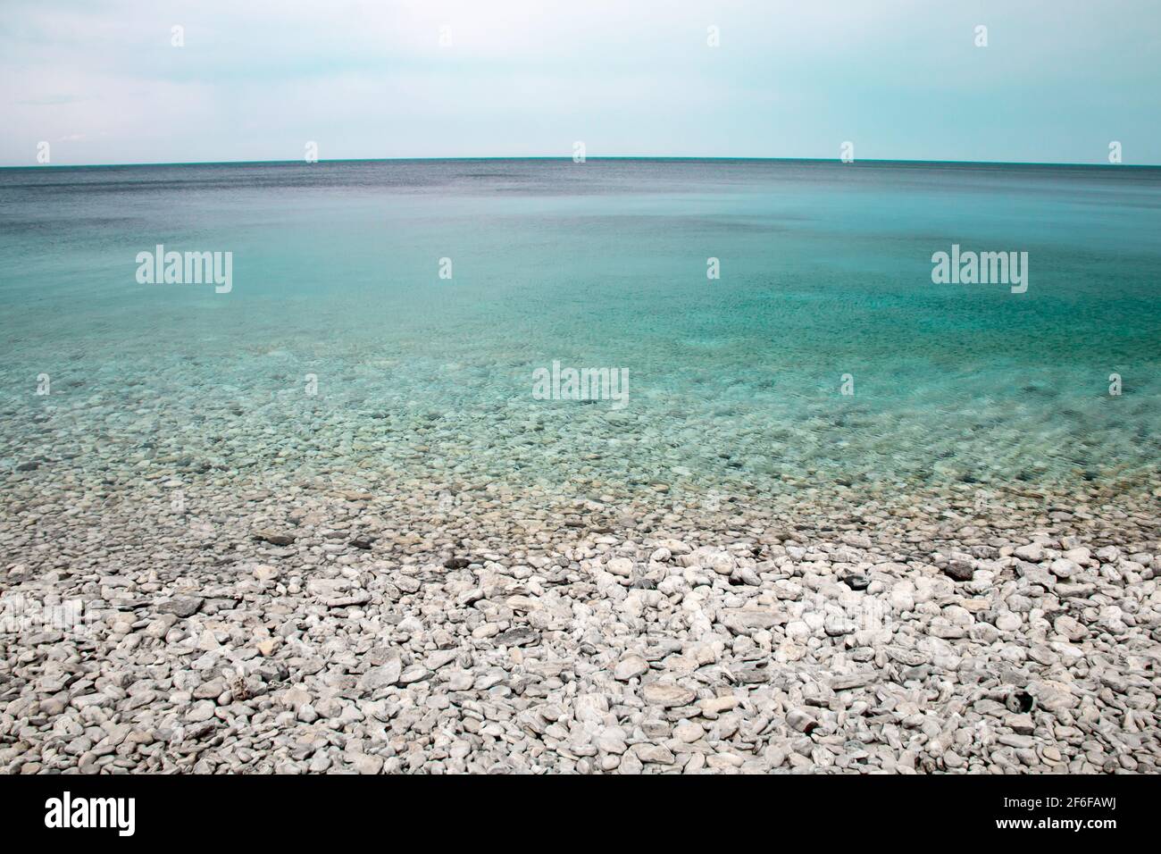 Ciottoli bianchi e acque turchesi a metà strada Log Dump, Bruce Peninsula National Park, Ontario, Canada. Foto Stock