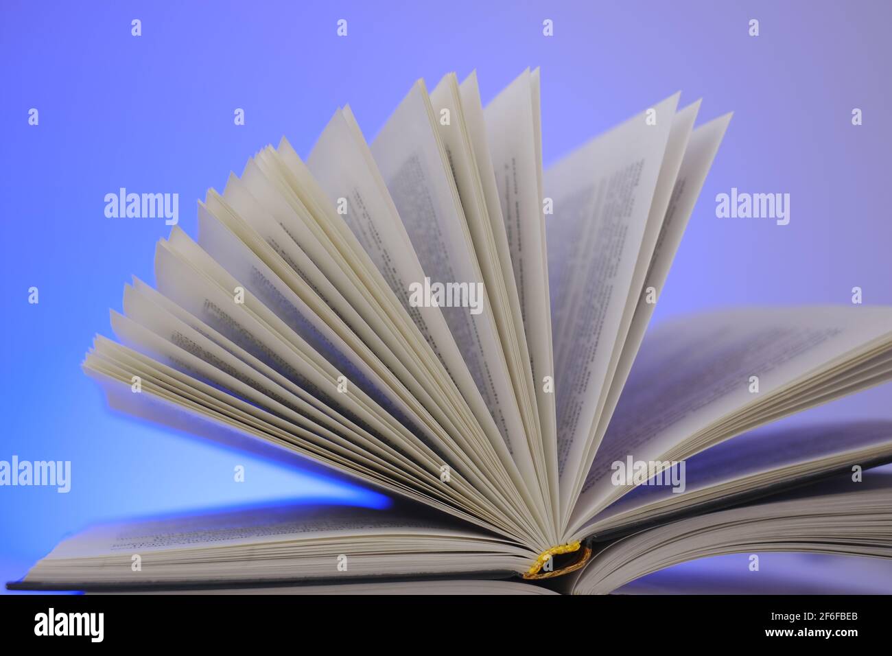 Lettura libri .Apri un libro su sfondo blu. Primo piano libro pages.Learning e concetto di conoscenza. Foto Stock