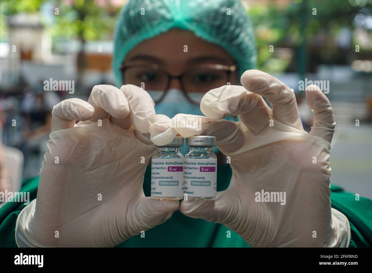 Un operatore sanitario ha visto fiale di contenimento del vaccino AstraZeneca. Vaccinazione di massa del vaccino AstraZeneca Covid-19, detenuto nella regione di Sanur, come fase del programma della zona verde a Bali. Il programma della zona verde, che coinvolge tre regioni di Bali: Ubud, Sanur e Nusa Dua, è destinato a preparare un piano internazionale di riapertura del turismo. Foto Stock