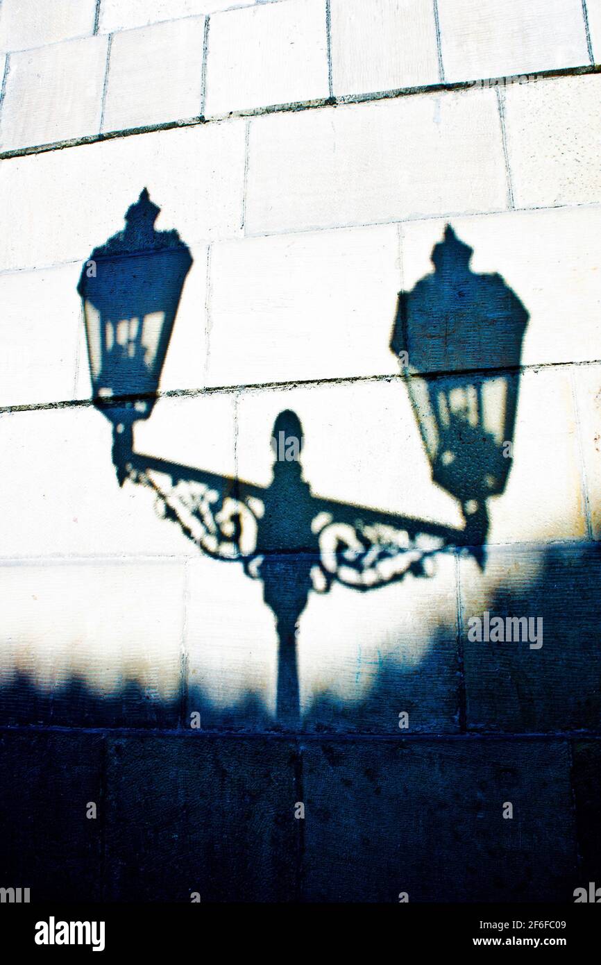 antica luce di strada ombra su un muro Foto Stock