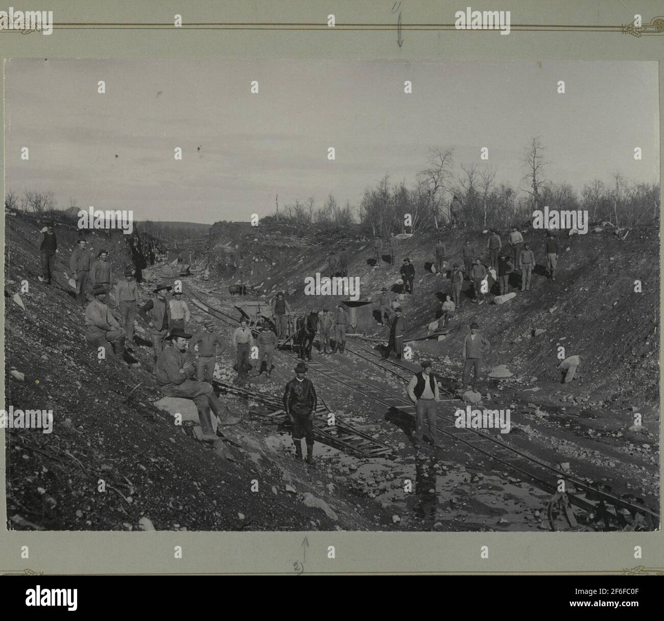 Taglio grezzo in linea Kiruna - Kalixfors. Questa banca di taglio e di strada sarebbe un punto critico nella costruzione della pista. Si ritiene che la ringhiera è stata impedita nel Raw settembre 23 e nel ratto tagliato il 28 settembre in modo che durò fino al 5 ottobre I.nel mezzo della foto visibile dipartimento ingegnere Emil Holmgren, e di fronte alla foto visibile caposquadra. Foto Stock