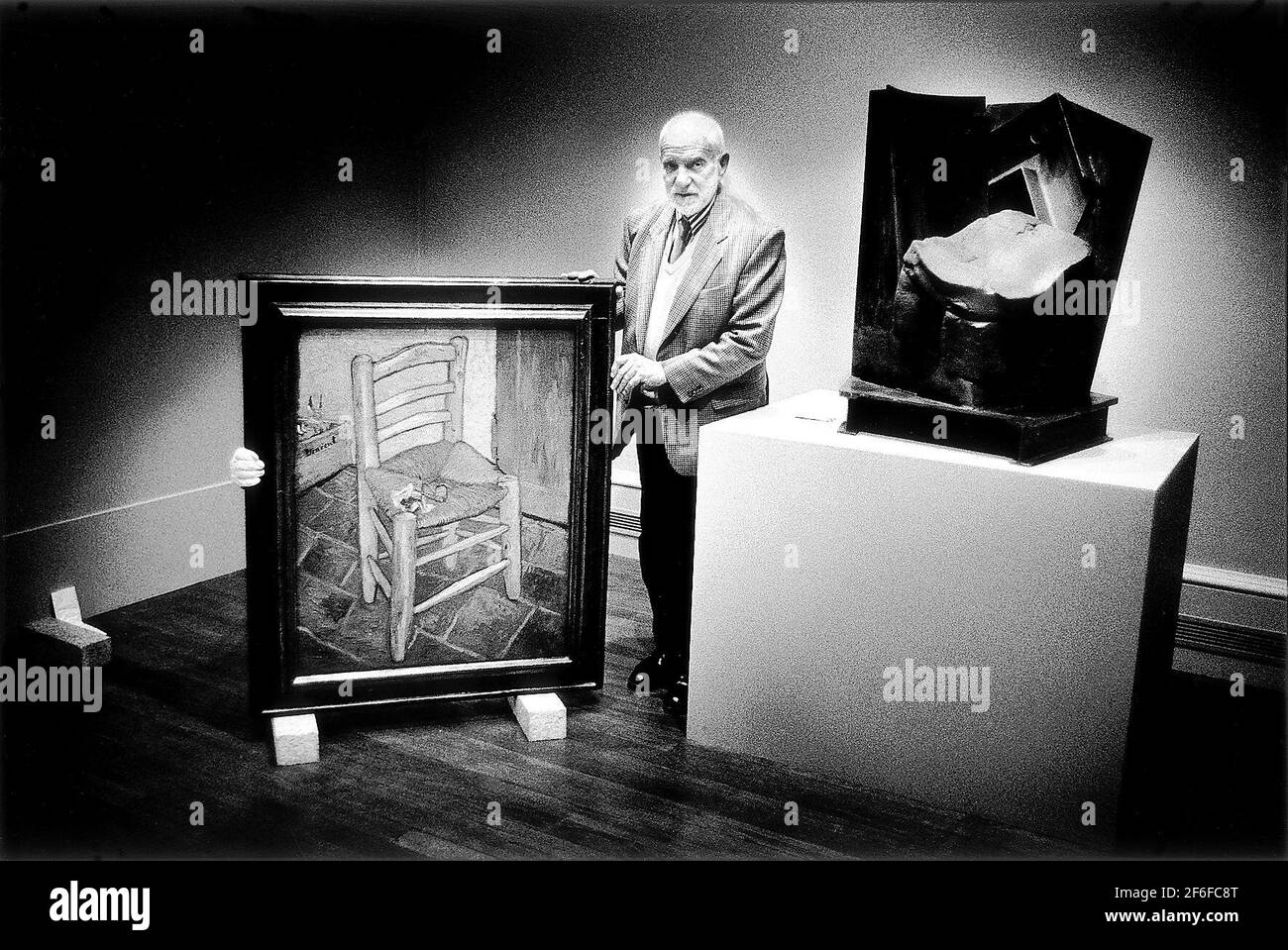 Sir Anthony Caro con sedia 4 scultura Febbraio 1998dopo Van Gough e Van Gough originale (più guardia di sicurezza) alla galleria nazionale, Londra Foto Stock