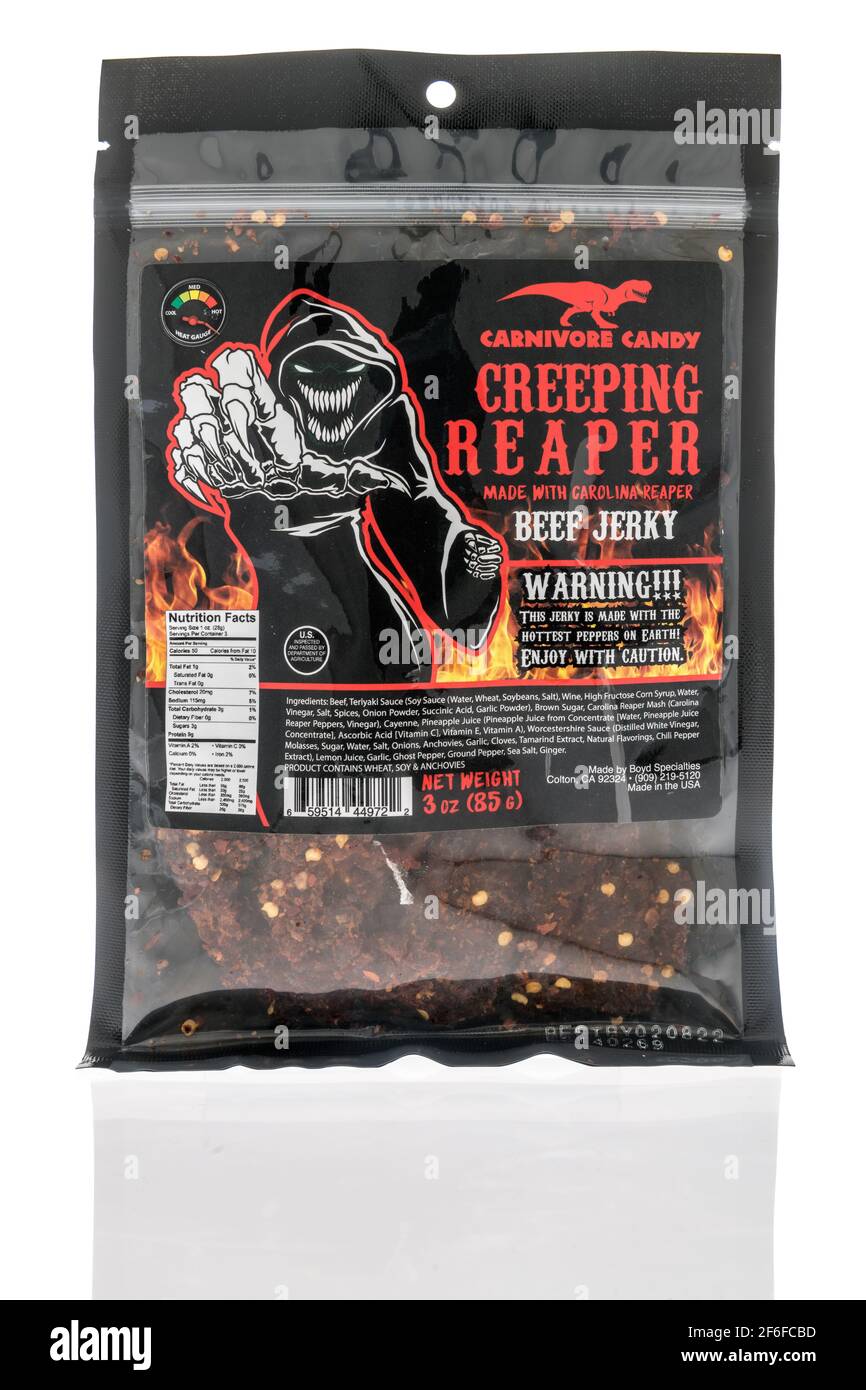 Winneconne, WI - 31 marzo 2021: Un pacchetto di caramelle caramelle crema reaper con carolina reaper peperoni manzo jerky cibo con avvertimento caldo e piccante Foto Stock