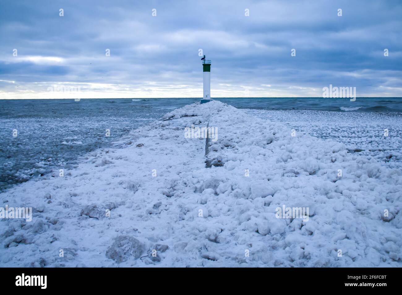 Un percorso di neve e ghiaccio che conduce fino al molo al faro di Grand Bend a Grand Bend Beach nel gennaio 2021, Lambton Shores. Foto Stock