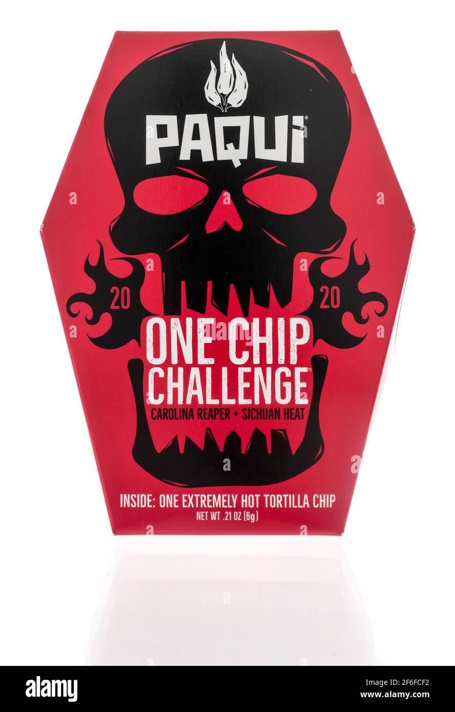 Winneconne, WI - 31 Marzo 2021: Un pacchetto di Paqui con peperoni carolina sichuan scaldare una tortilla estremamente calda chip alimentare con avvertimento caldo e. Foto Stock