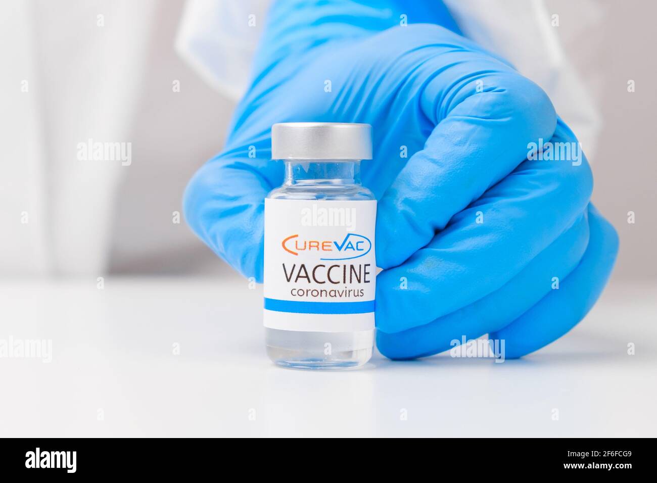 Vaccino CureVac contro Covid-19, coronavirus o SARS-Cov-2 in mano medica in guanti di gomma, marzo 2021, San Francisco, USA. Foto Stock