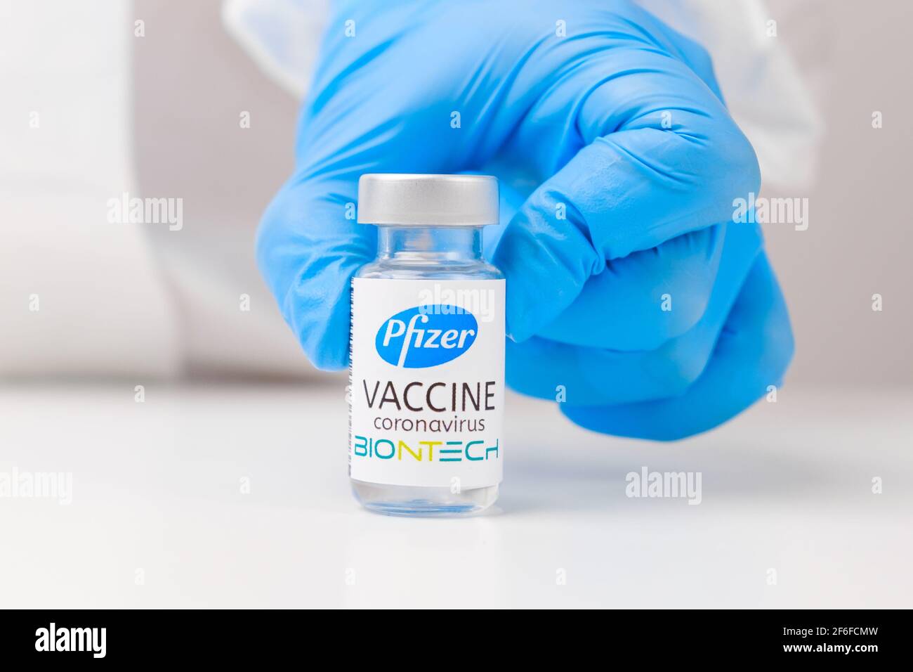 Vaccino Pfizer e Biontech contro Covid-19, coronavirus o SARS-Cov-2 in mano medica in guanti di gomma. Foto Stock