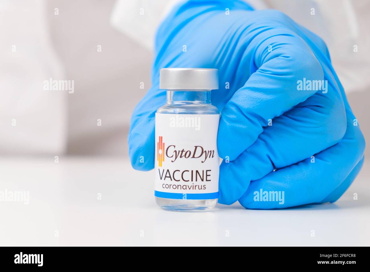 CytoDyn vaccino contro Covid-19, coronavirus o SARS-Cov-2 in mano medica in guanti di gomma, marzo 2021, San Francisco, USA Foto Stock