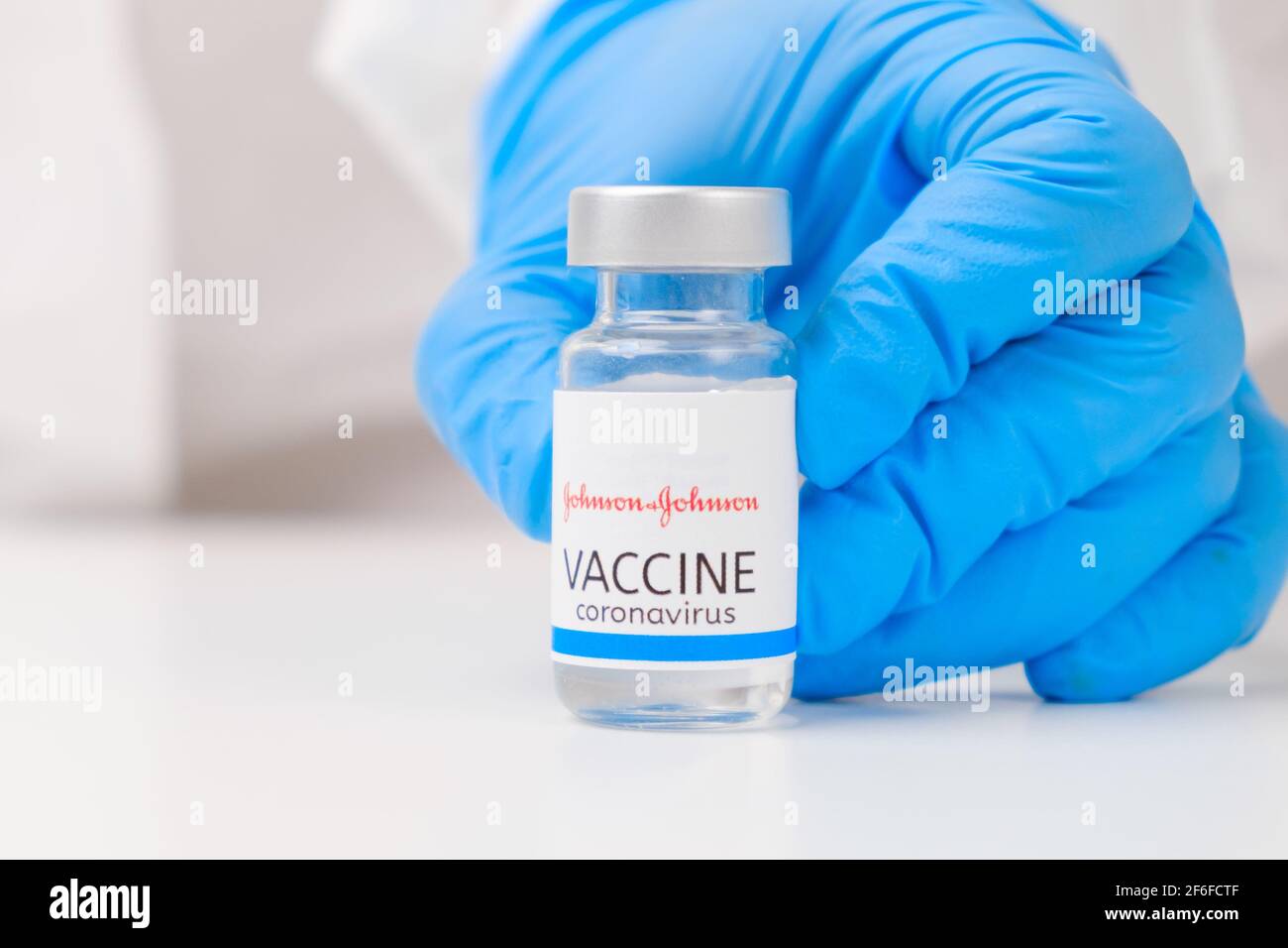 Johnson e Johnson vaccino contro Covid-19, coronavirus o SARS-Cov-2 in mano medica in guanti di gomma, marzo 2021, San Francisco, USA Foto Stock