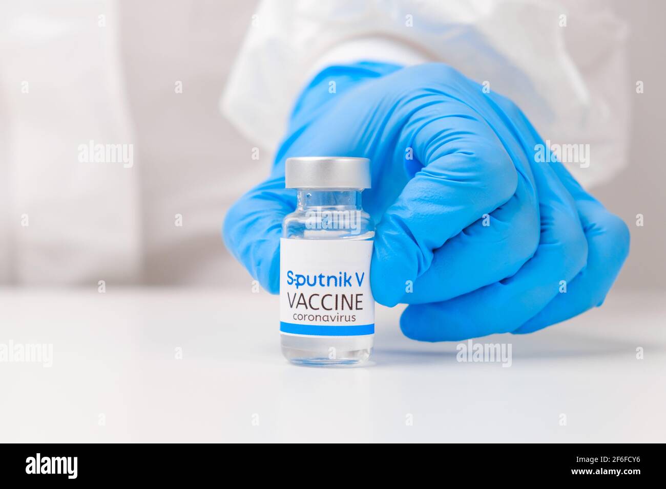 Vaccino Sputnik V contro Covid-19, coronavirus o SARS-Cov-2 in mano medica in guanti di gomma, marzo 2021, San Francisco, USA Foto Stock