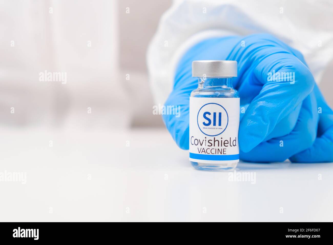 Vaccino Covisield contro SARS-Cov-2, coronavirus o Covid-19 messo sul tavolo da un medico nei guanti di gomma. Foto Stock