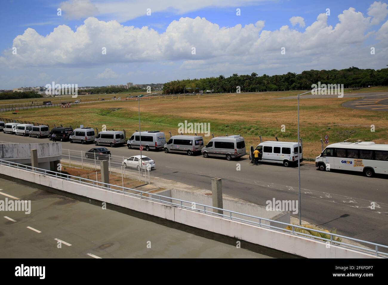 salvador, bahia, brasile - 23 dicembre 2020: Fila di furgoni in attesa di passeggeri all'aeroporto internazionale della città di Salvador. *** Captio locale Foto Stock