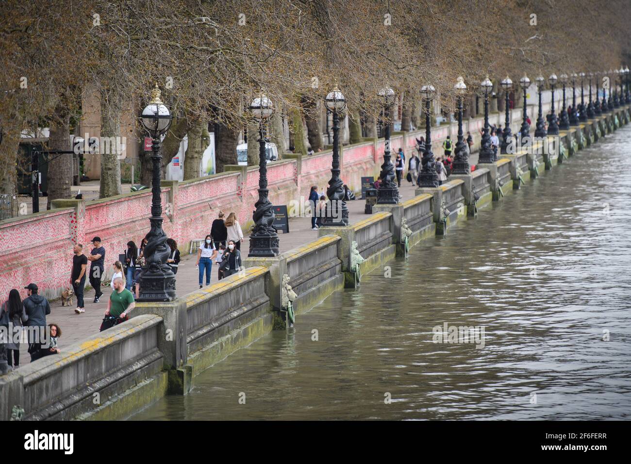 Londra, Regno Unito. 31 marzo 2021. La gente passa accanto al Muro commemorativo COVID-19 sull'argine, nel centro di Londra, che è stato dipinto con cuori in memoria delle oltre 145,000 persone che sono morte nel Regno Unito a causa del coronavirus. Data immagine: Mercoledì 31 marzo 2021. Il credito fotografico dovrebbe essere: Matt Crossick/Empics/Alamy Live News Foto Stock