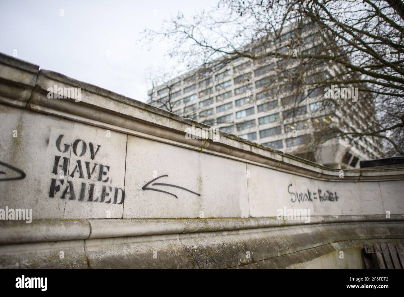 Londra, Regno Unito. 31 marzo 2021. Graffiti anti-governativi vicino al St Thomas’s Hospital nel centro di Londra, mentre le restrizioni di blocco del coronavirus sono attenuate in tutto il Regno Unito. Data immagine: Mercoledì 31 marzo 2021. Il credito fotografico dovrebbe essere: Matt Crossick/Empics/Alamy Live News Foto Stock