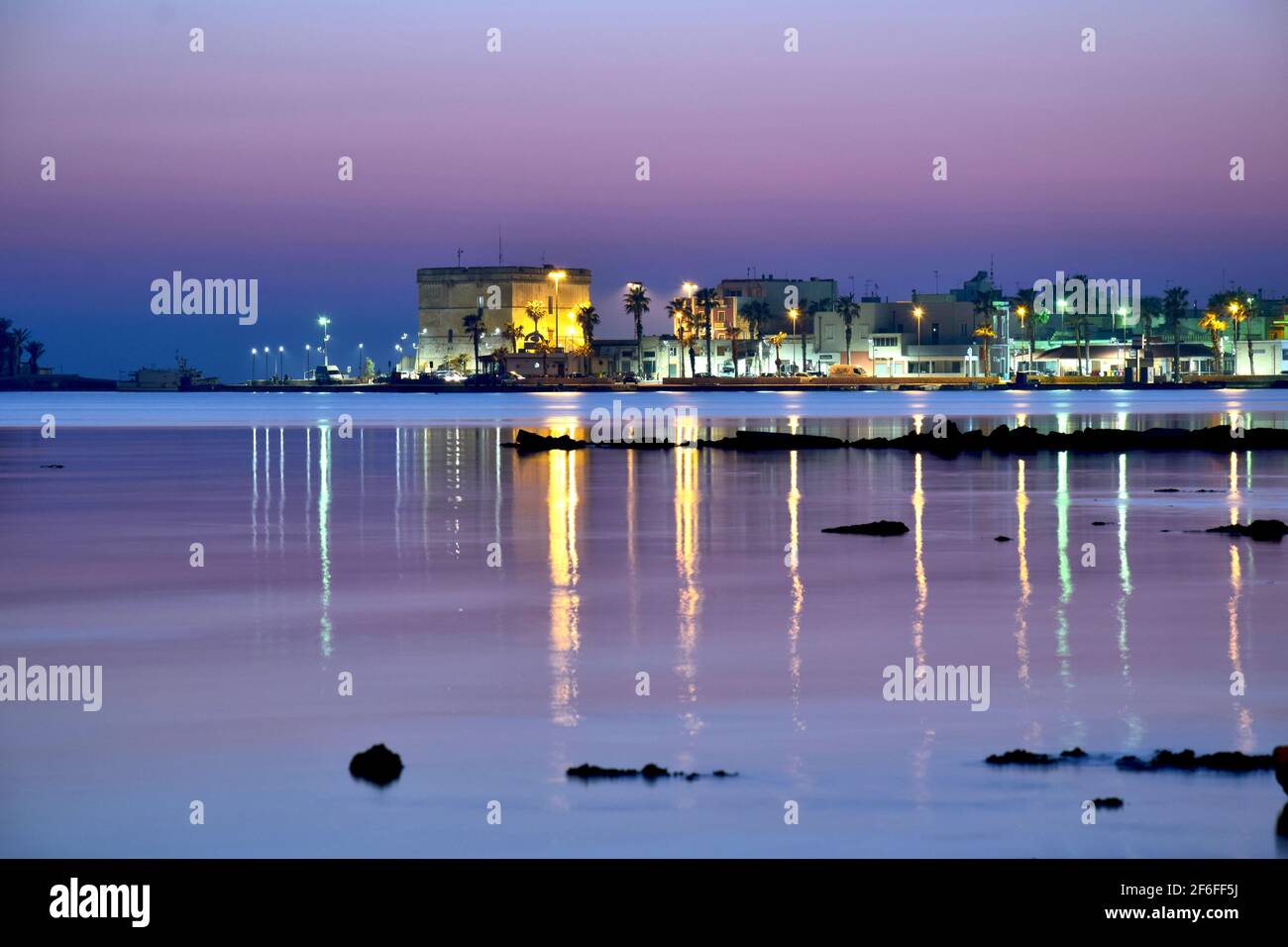 Vista della città dal mare al tramonto Foto Stock