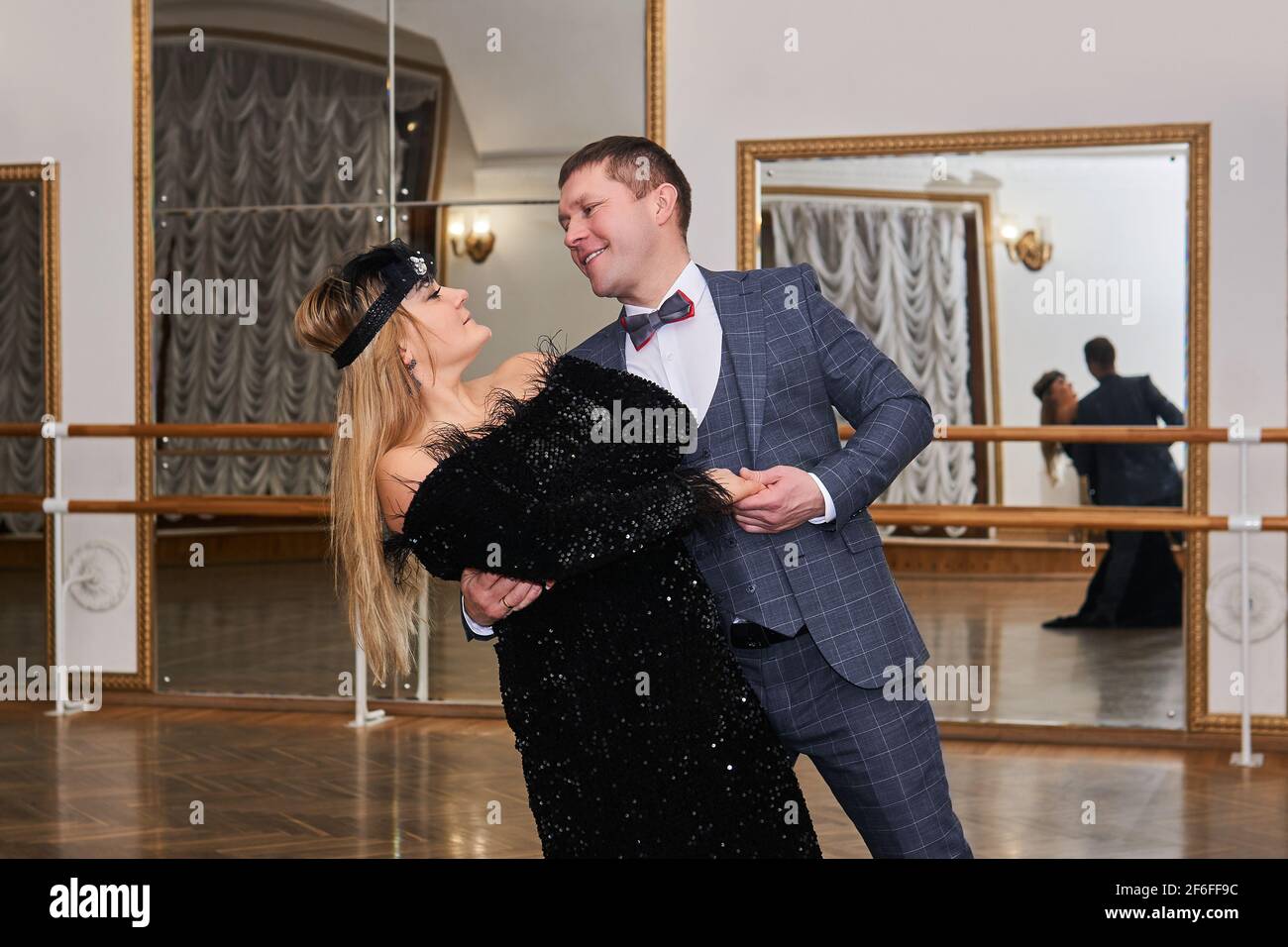 i ballerini amatoriali dell'uomo e della donna ridono durante la danza  classica con l'uno con l'altro Foto stock - Alamy